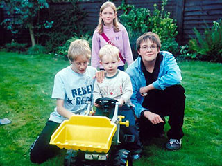 The young folk pose The young folk pose.